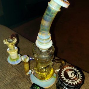 Smoking Outlet-Glass Recycler Bong