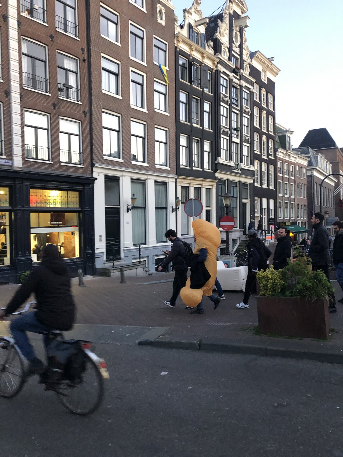 penis walking on Damstraat.jpg