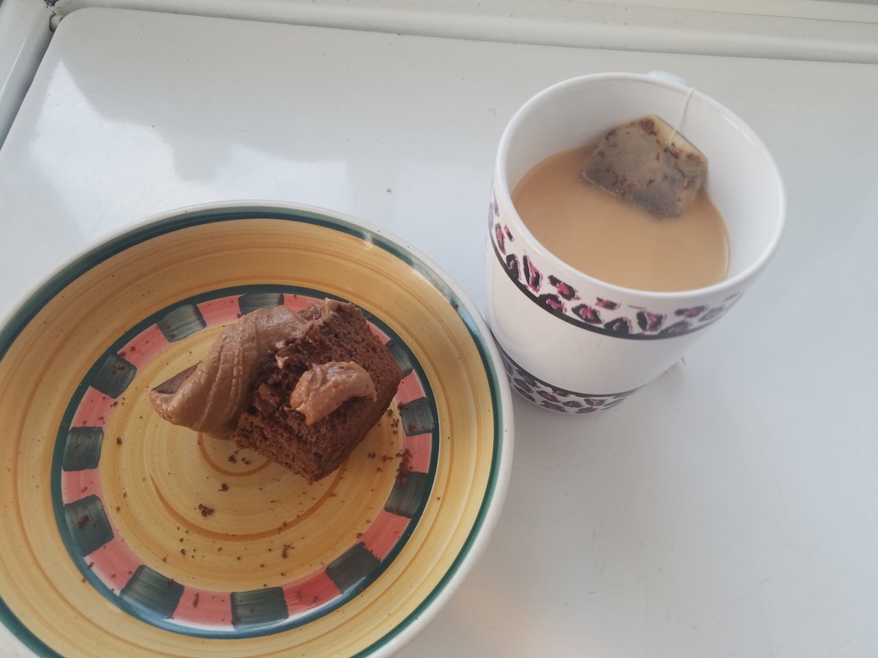 Canna cupcake and tea