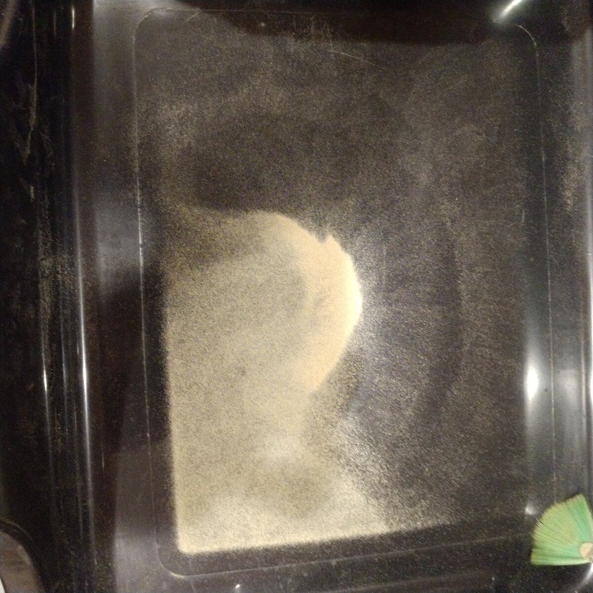 Trim bin is worth the money. Some nice melty dry sift after trimming 8.7  ounces. : r/microgrowery