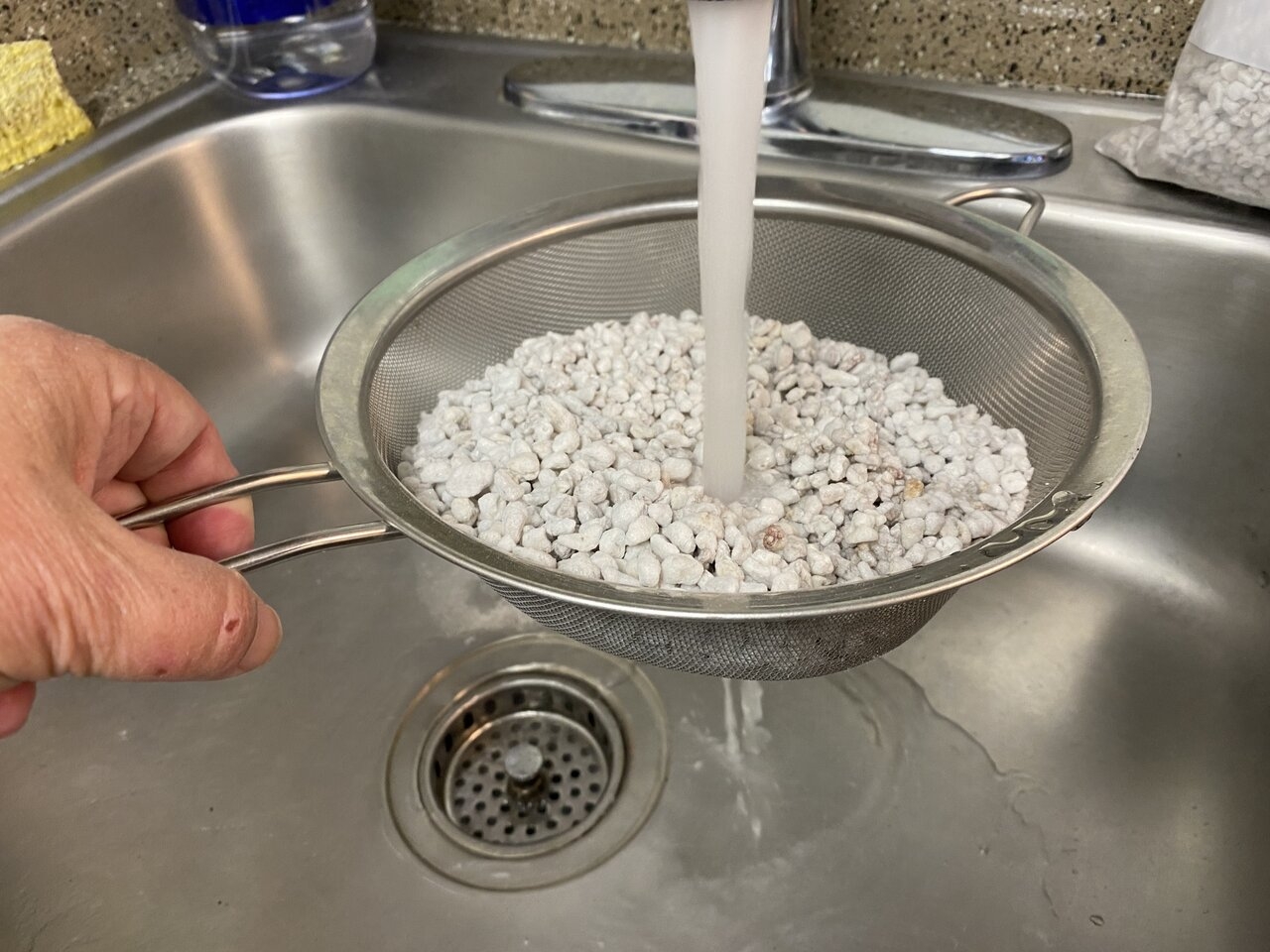 Rinse the dust from the perlite completely