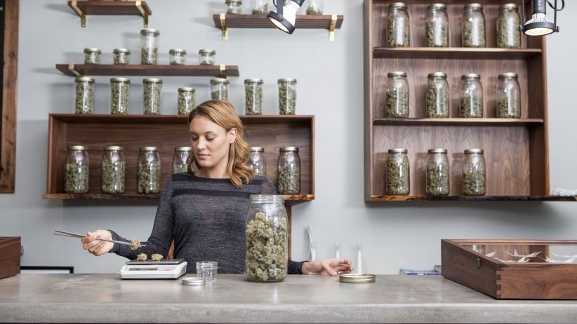 Woman_in_Dispensary_-_Getty_Images.jpg
