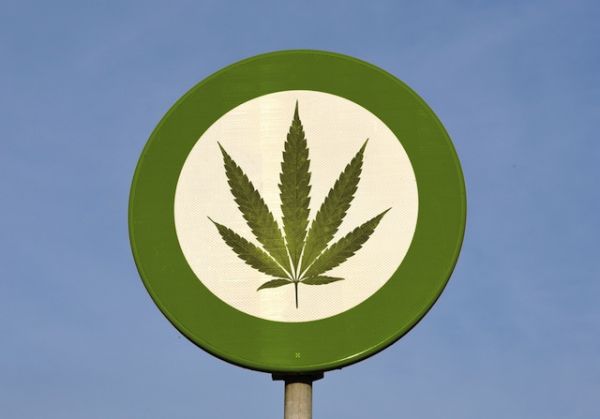 Maijuana_Leaf_Sign.jpg