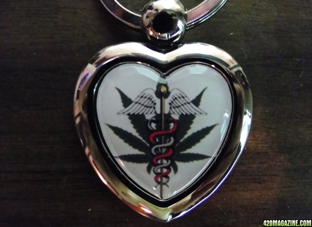 Medical_Cannabis_Heart_Pendant1.JPG