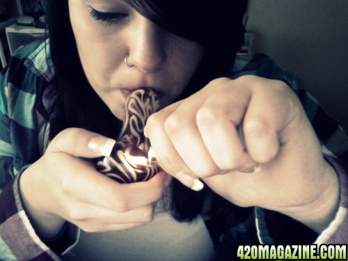 cannabis_smoking_girl1.jpg
